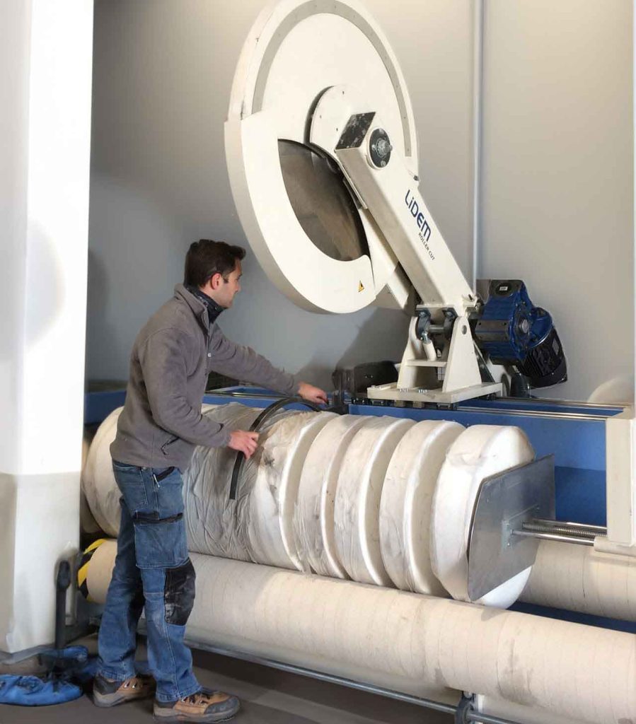 Large diameter roll slitter